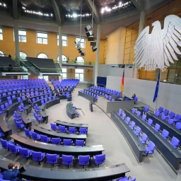 Blick in den Plenarsaal bei einer Sitzung des Deutschen Bundestags in Berlin.