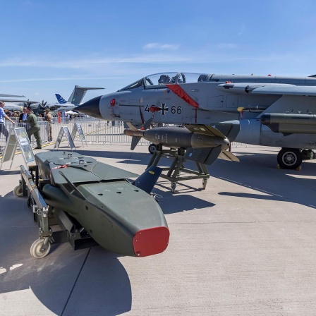 Ein Kampfflugzeug der deutschen Luftwaffe und ein Marschflugkörper des Typs "Taurus KEPD 350" bei der Internationale Luft- und Raumfahrtausstellung Berlin. (Archivbild)