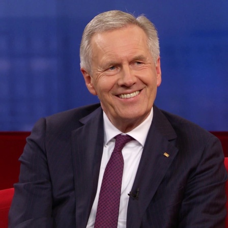 Christian Wulff auf dem roten Sofa.