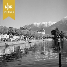 Ascona, Straße am Ufer des Lago Maggiore, im Hintergrund die Alpen, 1961.