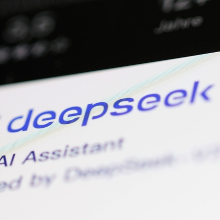 DeepSeek App im App Store auf einem Smartphone Display