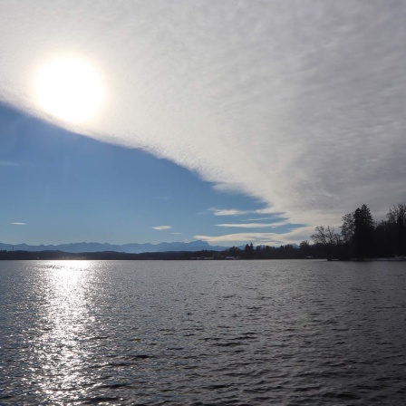 Eine Wolkenwand über dem Starnberger See in Bayern vertreibt sonniges Wetter. (Archivbild)