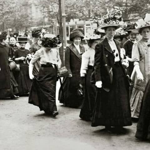 Demonstration für das Frauen-Wahlrecht: Eine Gruppe von Demonstrantinnen auf dem Weg zum Versammlungsort (Berlin, 12. Mai 1912)
