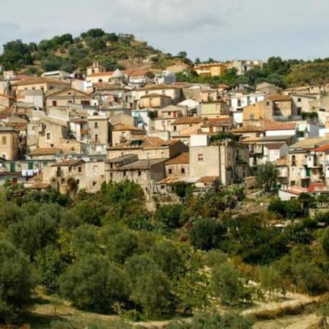 Blick auf das italienische Dorf Riace in Kalabrien