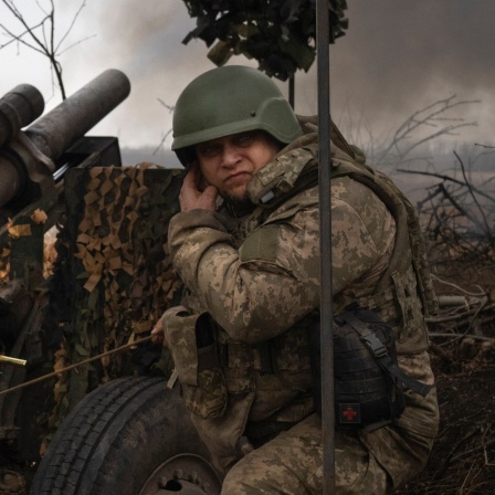 Ukrainischer Soldat im Schützengraben bei Awdijiwka