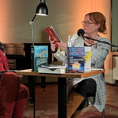 Zwei Personen besprechen Bücher.