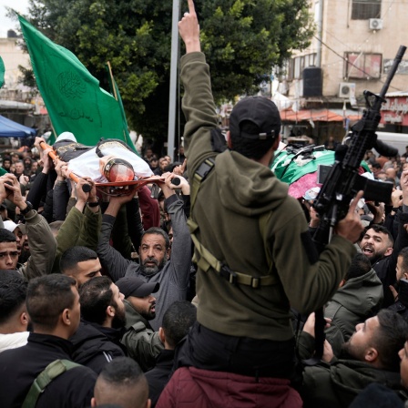 Palästinensische Bewaffnete marschieren mit den Leichen von Kämpfern, die in die Fahnen des palästinensischen Islamischen Dschihad gehüllt sind und bei einer israelischen Militäraktion im Ibn-Sina-Krankenhaus getötet wurden.