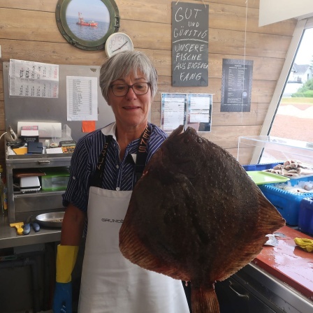 40 Jahre Dienst am Fisch. Christa Krüger mit Steinbutt