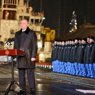 Der russische Präsident Wladimir Putin nimmt an einer feierlichen Taufe des Atom-U-Bootes "Perm" auf dem Atomflot, einem Servicestützpunkt für die Atomflotte, in Murmansk (Russland) teil.