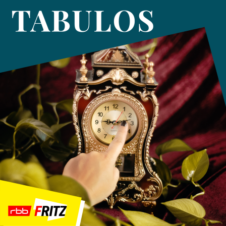 Ein Bild des Podcasts "Tabulos" ist zu sehen. Darauf eine antike Uhr und eine Hand, die an einem der Zeiger dreht. (Quelle: Fritz | Lilly Extra)