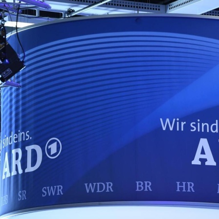 Das ARD-Logo mit dem alten Claim "Wir sind eins" steht auf einem Banner, aufgenommen am 01.09.2016 in Berlin auf der Internationale Funk-Ausstellung IFA.