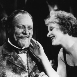 Marlene Dietrich schäkert mit Emil Jannings