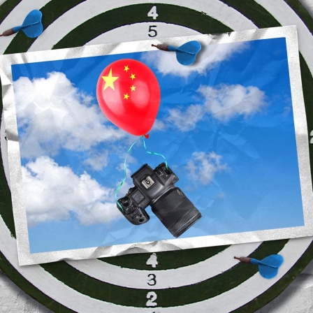 
Eine Bildmontage zeigt einen roten Luftballon mit chinesischer Flagge, an dem unten ein Fotoapparat angebunden ist.
