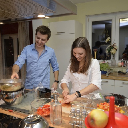 Junges Paar beim gemeinsamen Kochen