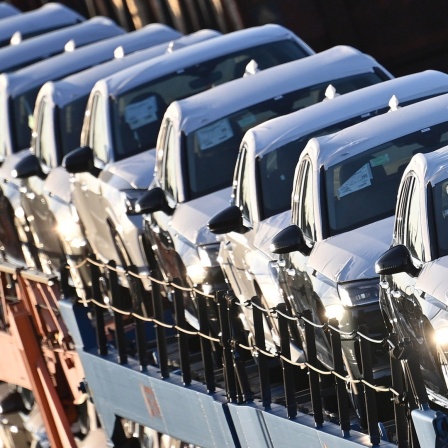 Neuwagen werden auf Gueterwaggons transportiert
