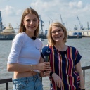 Emilia Flint und Jessica Schlage stehen mit einem NDR-Mikrofon im Hamburger Hafen