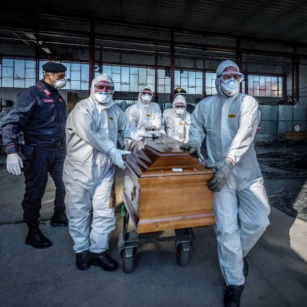 Militärisches und medizinisches Personal der Armee transportiert zusammen mit den Carabinieri die Särge mit sechs Lastwagen aus einem Depot in Ponte San Pietro aufgrund des Notfalls COVID19 Coronavirus 