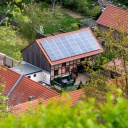 Ein Fachwerkhaus mit Solardach steht in Langenstein im Harz. 