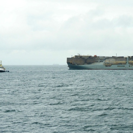 Ein Foto, das von der niederländischen Küstenwache zur Verfügung gestellt wurde, zeigt den Frachter "Fremantle Highway".