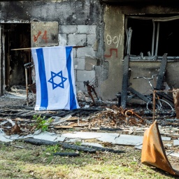 Blick auf ein zerstörtes Gebäude im Kibbutz Beeri in Israel, einem der am stärksten betroffenen Gebiete des Hamas-Überfalls am 7. Oktober 2023.