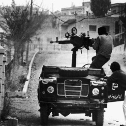 Ein Auto mit aufgebautem Maschinengewehr von palästinensischen Fatah-Kämpfern feuert auf syrische Truppen.