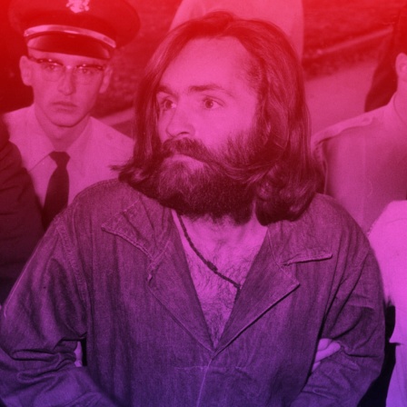 Illustration: WDR Hörspiel-Podcast "Dunkle Seelen": Charles Manson von Polizisten umgeben, das Foto ist dunkel lila-rot hinterlegt.