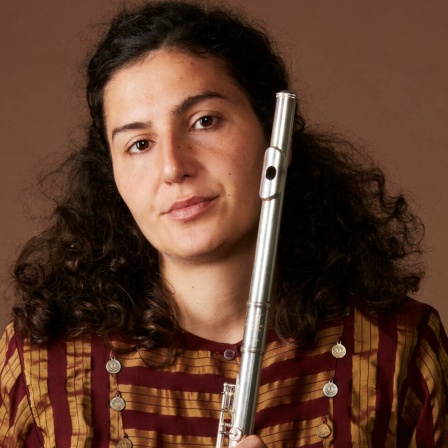 Ein Porträt Foto von  Clémence Manachère mit Flöte