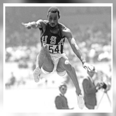Bob Beamon bei den Olympischen Spielen 1968 in Mexiko beim Weitsprung