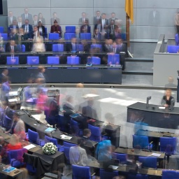 Blick in den Plenarsaal des Bundestages. Das Parlament kommt zu seiner letzten regulären Sitzung vor der Bundestagswahl 2025 zusammen. Die Aufnahme wurde mit Langzeitbelichtung gemacht, so dass einzelne Personen verschwommen sind.