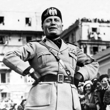 Benito Amilcare Andrea Mussolini (geb 29.7.1883, erschossen am 28.4.1945) war Führer der italienischen Nationalistischen Faschistischen Partei. Ab 1922 war er Ministerpräsident, 1925 formte er eine Diktatur als der "Duce" bis zur Entmachtung 1945.