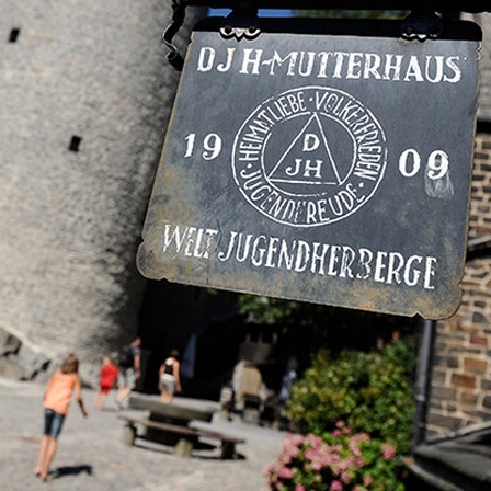 Ein historisches Schild in der Burg Altena in Altena im Sauerland zu sehen. Dort befindet sich die älteste Jugendherberge der Welt.