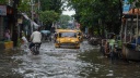 30.07.2021, Indien, Kolkata: Ein Radfahrer und Autos fahren durch Hochwasser auf einer nach starken Regenfällen überschwemmten Straße.  | Bild: Debarchan Chatterjee/ZUMA Press Wire/dpa +++ dpa-Bildfunk +++
