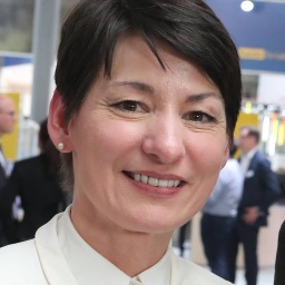 Porträt von Jasmin Arbabian-Vogel. Sie trägt ein weißes Kostüm.