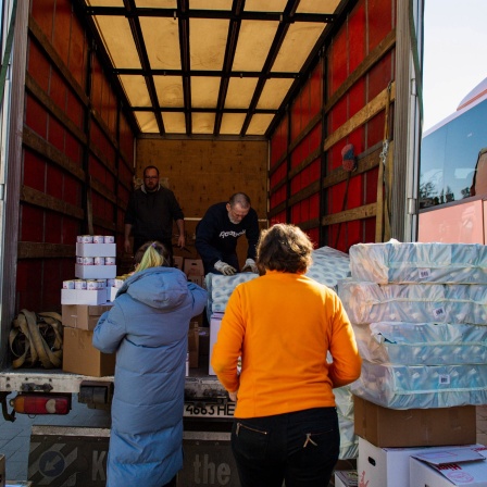 Helfer beladen Transporter mit Hilfsgütern für die Ukraine