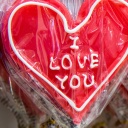Rote Herz-Lollies mit der Aufschrift ''I love you''