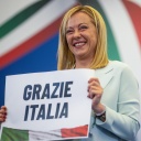 Giorgia Meloni hält ein Plakat in den Händen, auf dem steht "Grazie Italia".