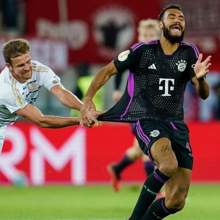 Saarbrückens Manuel Zeitz zieht an Eric Maxim Choupo-Motings Trikot