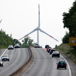 Ein Windrad steht nahe einer Autobahn bei Paderborn, 21.05.2022