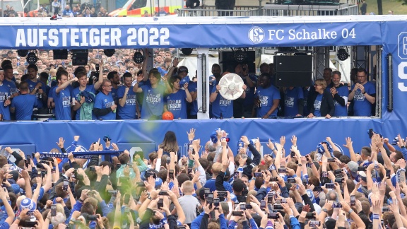 Sportschau - Die Aufstiegsfeier Des Fc Schalke 04 - Der Einmarsch Der Spieler