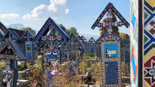 Die typischen Holzkreuze auf dem fröhlichen Friedhof.