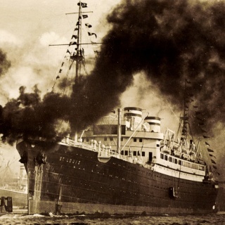Das Dampfschiff "MS St. Louis" wird von zwei Schleppern aus einem Hafen gezogen (um 1934).