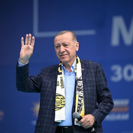 Der türkische Präsident Erdogan bei einer Wahlkampfveranstaltung auf der Bühne.