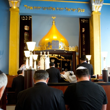 Bucharische Juden beten in der neuen Synagoge des Jüdisch-Bucharisch-Sefardischen Zentrums in Hannover.