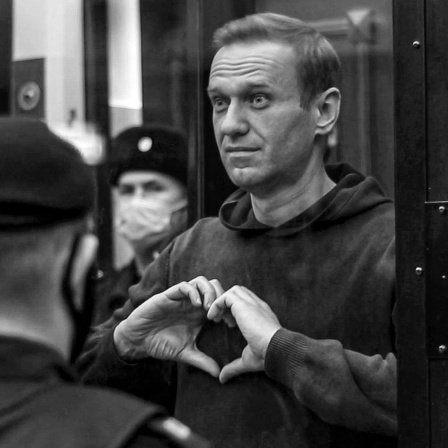 In einer Gerichtsverhandlung im Jahr 2021 formt Oppositionspolitiker Alexej Nawalny mit seinen Händen ein Herz. 
