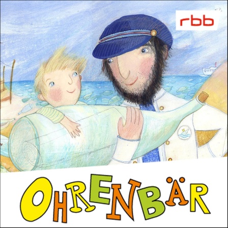 Ein Junge mit einer Flasche in den Armen, daneben ein bärtiger Seemann, im Hintergrund die Küste und das Meer (Quelle: rbb/OHRENBÄR/Daniela Bunge)