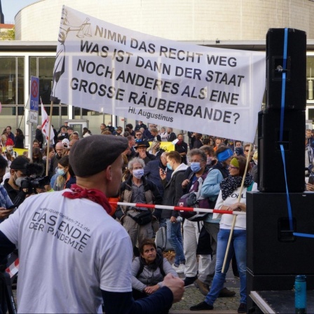 Querdenker-Demonstration gegen die bestehenden Maßnahmen zur Eindämmung der Corona-Pandemie anlässlich des World Health Summit 2020 im ehemaligen Kino Kosmos auf der Karl-Marx-Allee. Wegen Nichteinhaltung der polizeilichen Auflagen wurde die Demonstrat