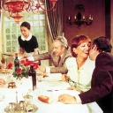 Filmausschnitt aus "Der diskrete Charme der Bourgeoisie" - sechs Personen sitzen am gedeckten Tisch