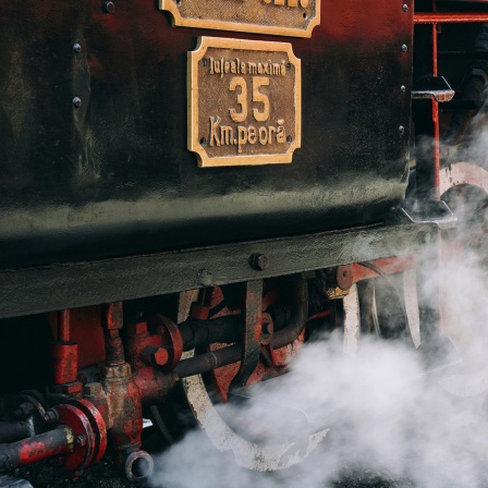 Eine alte Dampflokomotive fährt auf Schienen.