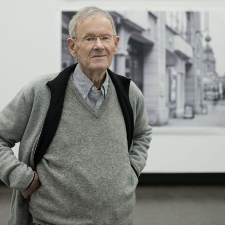 Portrait des Fotografen Michael Ruetz vor seinen Bildern in der Akademie der Künste in Berlin, 2023; © Amélie Losier