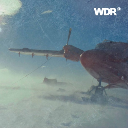 Flugzeug am Boden in einem Schneesturm, Antarktis.